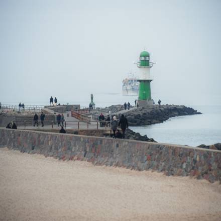 Der Leuchtturm in Warnemünde bei nebeligem Wetter