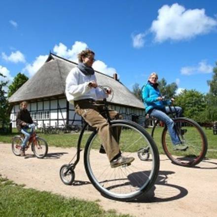 Menschen auf Fahrrädern im Freilichtmuseum Klockenhagen
