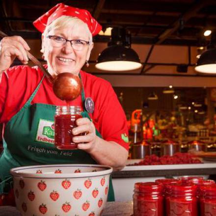 Frau kocht Erdbeermarmelade in Karls Erlebnisdorf in Rövershagen