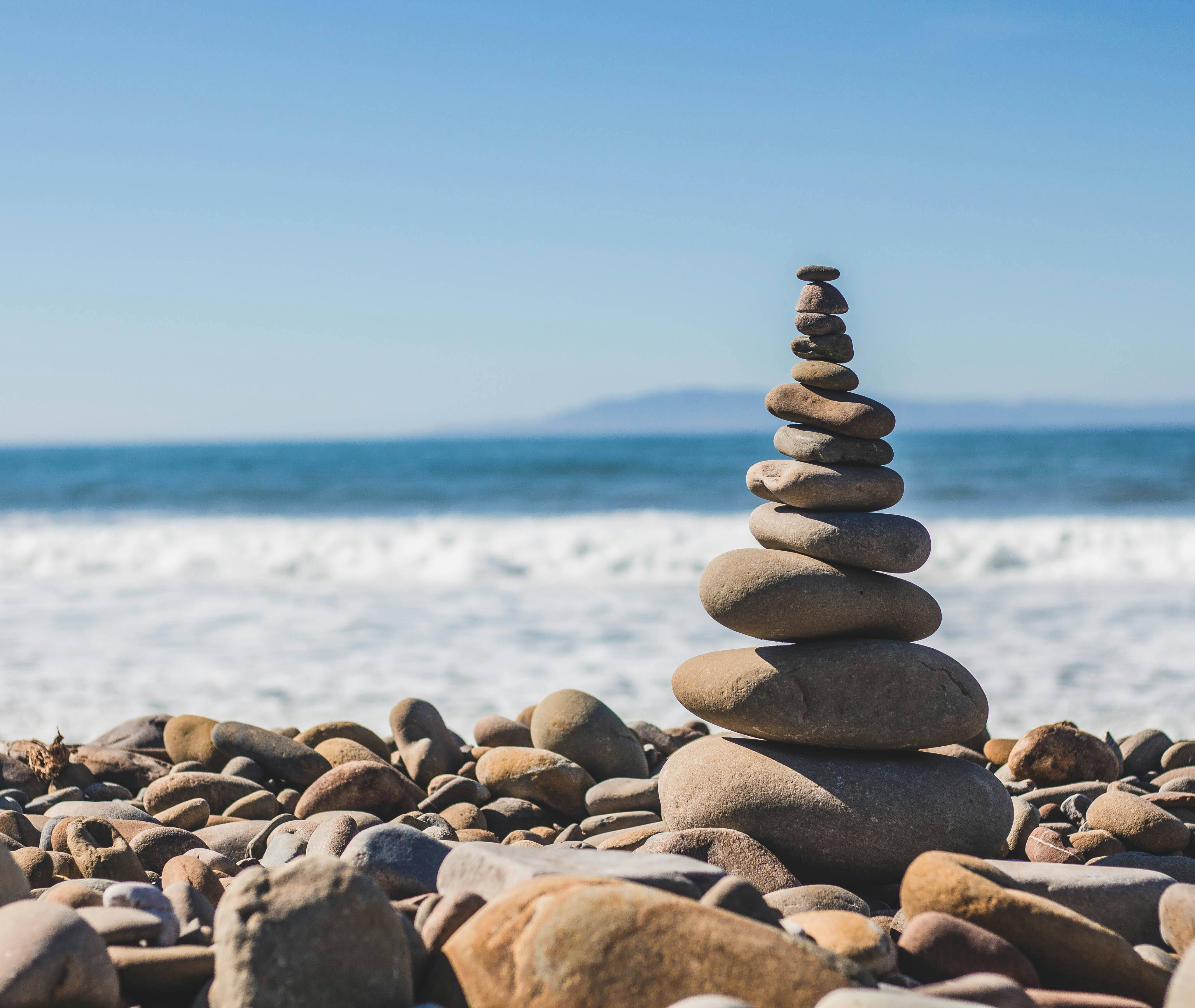 Gestapelte Steine am Strand