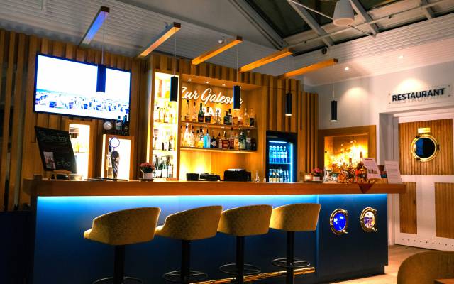 Die Lobby-Bar zur Galeone am Abend mit Beleuchtung