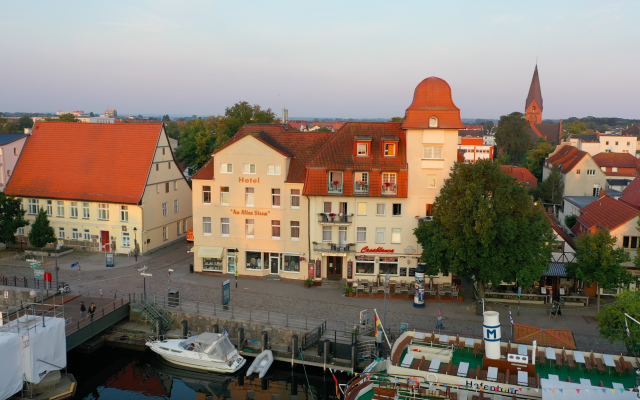 Das Hotel am Alten Strom bei Dämmerung 