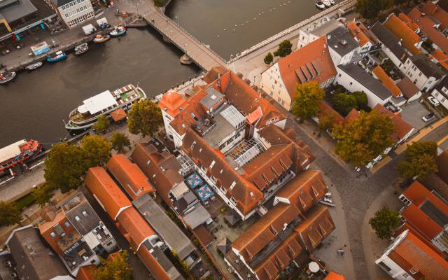 Luftaufnahme auf den Alten Strom und das Hotel am Alten Strom