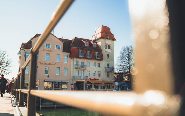 Blick von der Brücke auf das Hotel am Alten Strom