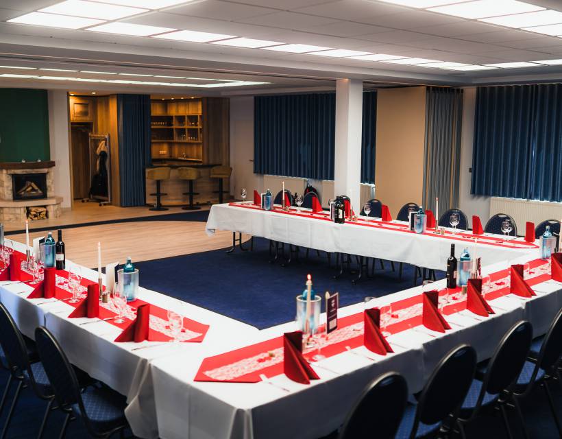 Gedeckte Tische für eine Feier im Hotel am Alten Strom