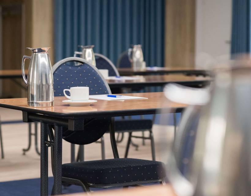 Kaffee steht auf den Tische im Veranstaltungsraum im Hotel am Alten Strom