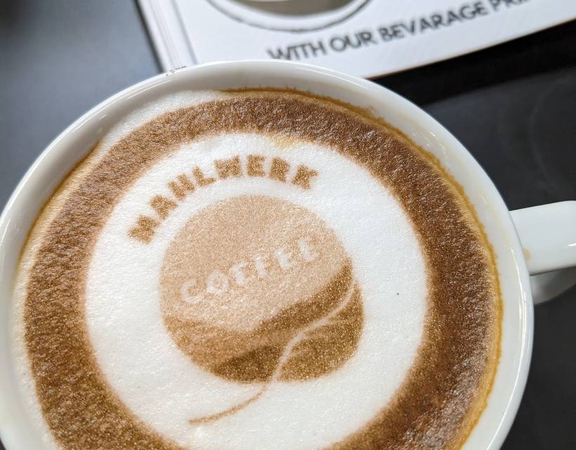Cappuccino mit dem Logo des Mahlwerk Coffee