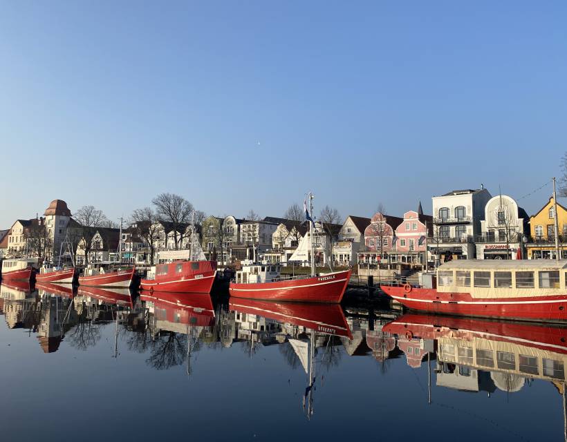 Schiffe liegen im Kanal am Alten Strom