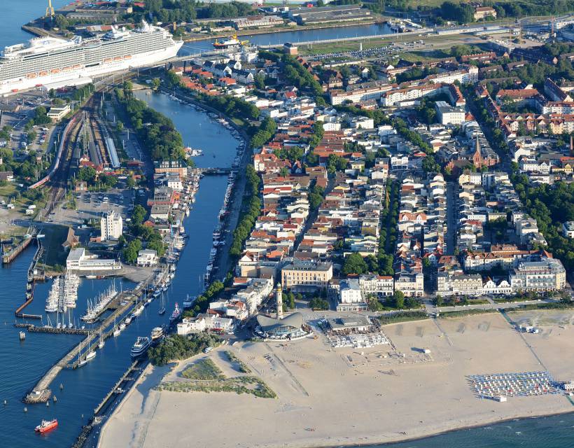 Warenmünde mit Hafen und Kreuzfahrtschiff 